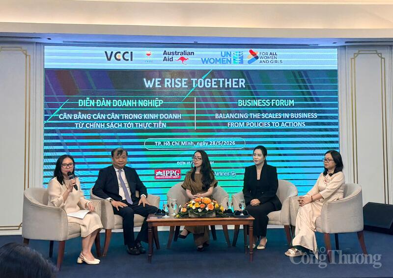 Diễn đàn Doanh nghiệp với chủ đề “Cân bằng cán cân trong kinh doanh - Từ chính sách tới thực tiễn”. Ảnh: Lan Anh