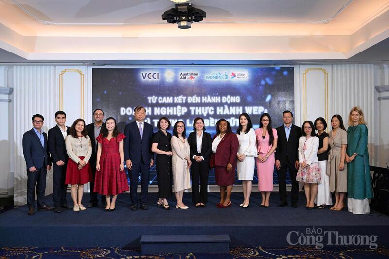 Trong khuôn khổ sự kiện, 10 doanh nghiệp đã cùng tham gia cam kết thúc đẩy bình đẳng giới theo các Nguyên tắc trao quyền cho phụ nữ (WEPs). Ảnh: Lan Anh