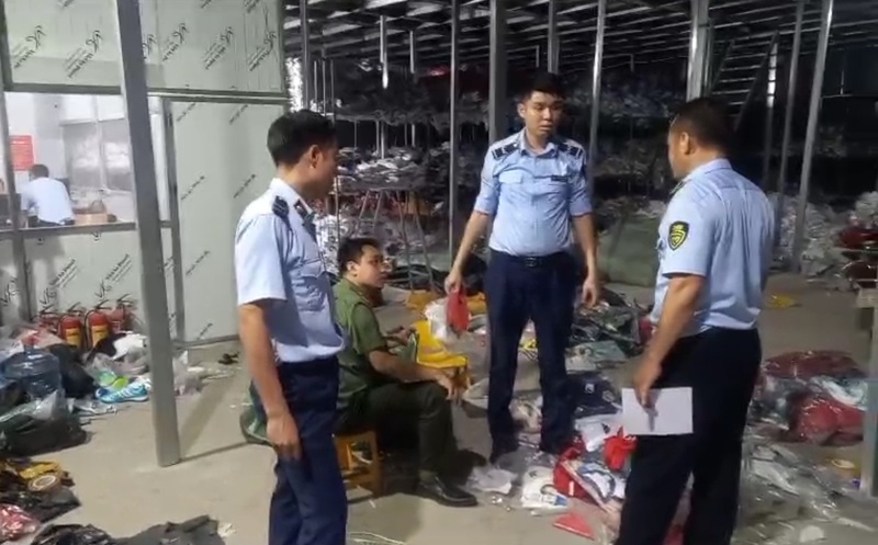Lực lượng chức năng kiểm tra kho hàng tại phường Phú Diễn, Thành phố Hà Nội.  Ảnh: Lưu Quyên