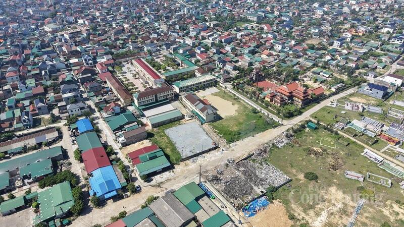 Nhiều tháng nay, người dân sống quanh Cụm công nghiệp Thạch Kim (xã Lộc Hà, tỉnh Hà Tĩnh) đang phải oằn mình sống chung với rác.