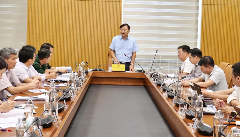 Thứ trưởng Nguyễn Hoàng Hiệp chủ trì cuộc họp về dự thảo điều chỉnh Quy trình vận hành liên hồ chứa trên lưu vực sông Hồng. Ảnh: Nguyễn Thủy