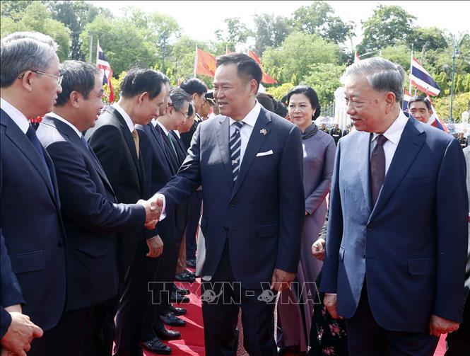 Tổng Bí thư, Chủ tịch nước Tô Lâm giới thiệu với Thủ tướng Anutin Charnvirakul thành viên đoàn đại biểu cấp cao Việt Nam dự Lễ đón. Ảnh: Thống Nhất/TTXVN