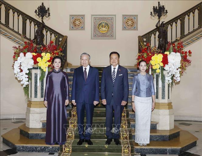 Tổng Bí thư, Chủ tịch nước Tô Lâm và Phu nhân cùng Thủ tướng Thái Lan Anutin Charnvirakul và Phu nhân chụp ảnh chung. Ảnh: Thống Nhất/TTXVN