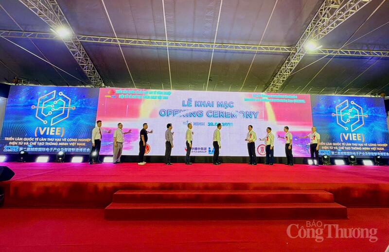 Đại biểu bấm nút khai mạc VIEE 2026. Ảnh: NH