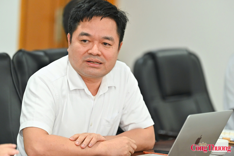 Tổng Biên tập Báo Công Thương Nguyễn Văn Minh chia sẻ tại cuộc họp. Ảnh: Nam Nguyễn