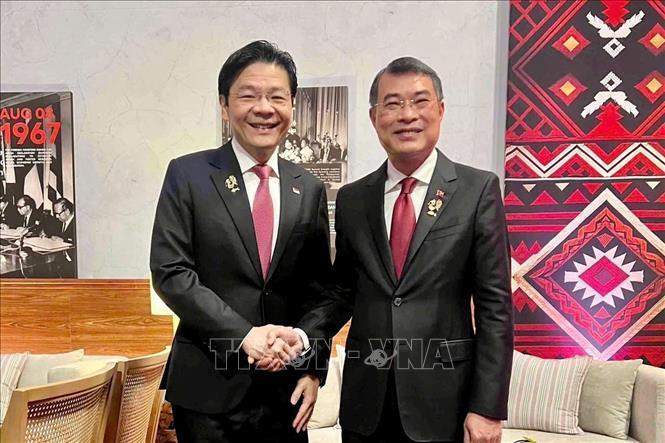 Thủ tướng Lê Minh Hưng gặp Thủ tướng Singapore Lawrence Wong. Ảnh: Dương Giang/TTXVN