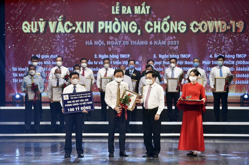 Phó Thủ tướng Phạm Bình Minh trao chứng chỉ, cảm ơn Chủ tịch HĐTV, Bí thư Đảng ủy Hồ Lê Nghĩa đại diện Vinataba trao 100 tỷ đồng ủng hộ Quỹ vắc xinphòng Covid-19 năm 2021