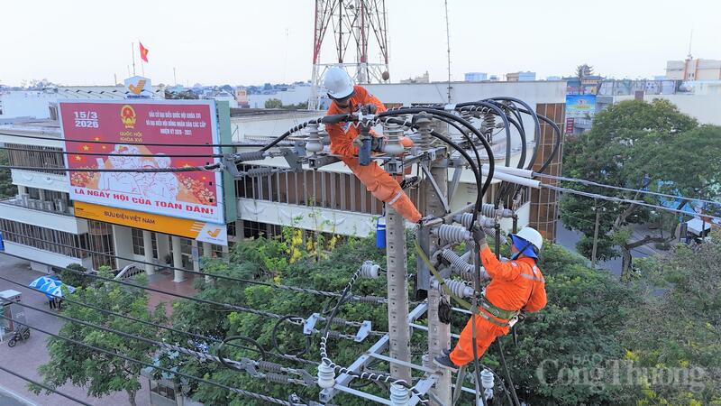 Công nhân điện lực tăng cường kiểm tra, theo dõi phụ tải và vận hành lưới điện trong cao điểm nắng nóng nhằm bảo đảm cung cấp điện ổn định cho người dân và doanh nghiệp. Ảnh: Võ Danh