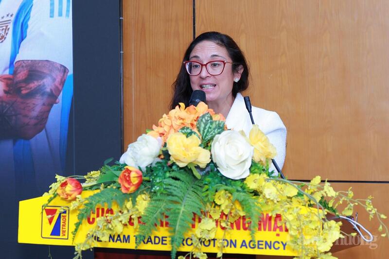 Bà Andrea Gottschalk - Trưởng Phòng Thương mại Argentina tại Việt Nam chia sẻ về cơ hội kết nối văn hóa, thể thao và thương mại giữa Argentina với Việt Nam. Ảnh: Quỳnh Trang