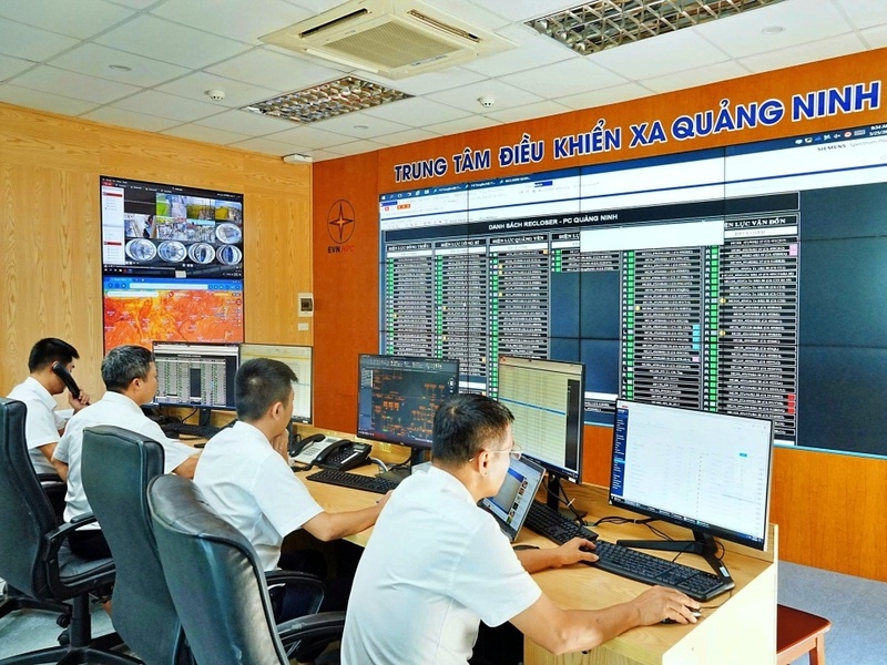 Nhân viên Phòng Điều độ Công ty Điện lực Quảng Ninh điều phối lưới điện đảm bảo đáp ứng nhu cầu cấp điện