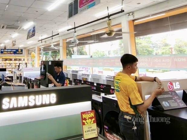 Siêu thị Điện máy Xanh ưu tiên sử dụng quạt trần để lưu thông không khí, giúp không gian vẫn thoáng mát trong khi nhiệt độ điều hòa được duy trì ở mức 27 độ C.