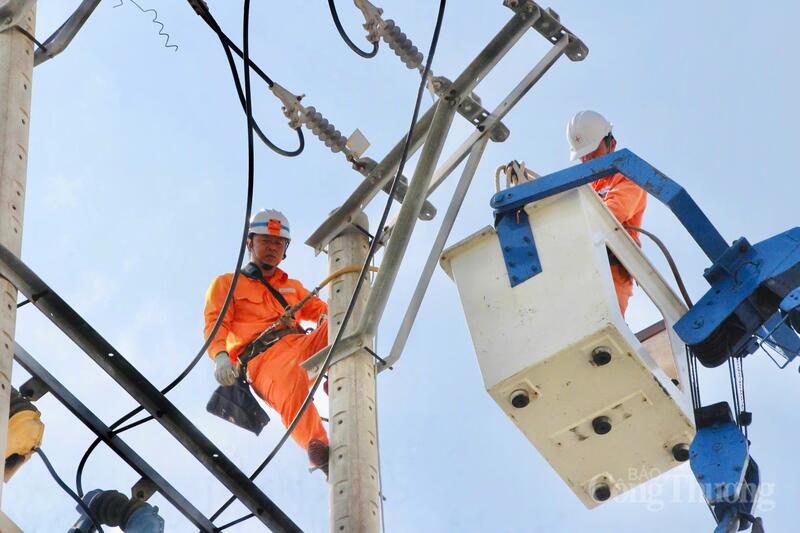 Tháng 5/2026, thời tiết nắng nóng kéo dài khiến nhu cầu sử dụng điện trên địa bàn tỉnh tăng mạnh. Ảnh: Hiền Mai.