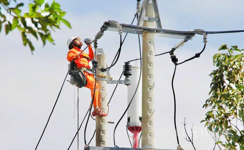 Điều kiện thời tiết nắng nóng kéo dài trong nhiều ngày liên tiếp, cùng với đặc thù địa bàn quản lý rộng, trải dài trên nhiều khu vực đồi núi, vùng sâu, vùng xa đã tạo ra không ít áp lực đối với lực lượng cán bộ, công nhân ngành điện. Ảnh: Hiền Mai.