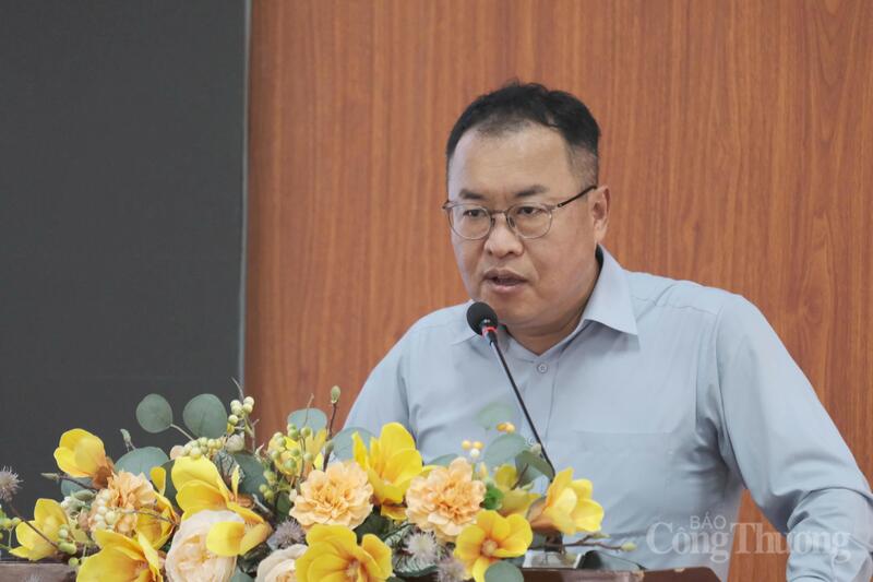 Ông Bok Dug Gyou, Phó Giám đốc Cơ quan Xúc tiến thương mại và đầu tư Hàn Quốc (KOTRA), Trưởng ban Korea Desk phát biểu. Ảnh: Duy Tín