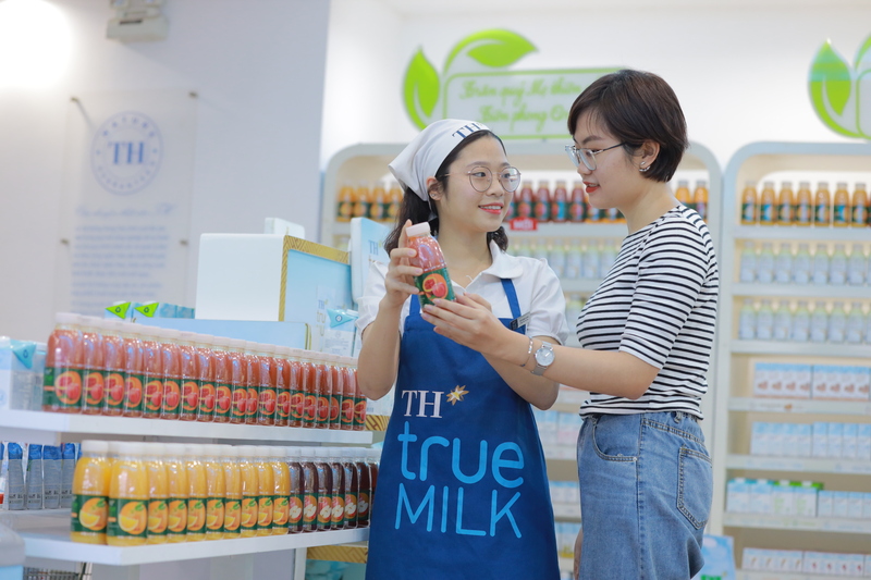 Nhân viên TH true mart tư vấn các dòng sản phẩm đồ uống sạch, lành mạnh cho người tiêu dùng.