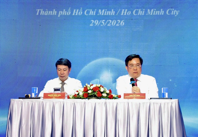 O presidente do Comitê Popular da província de Phu Tho, Tran Duy Dong, discursa na conferência. Foto: CTV