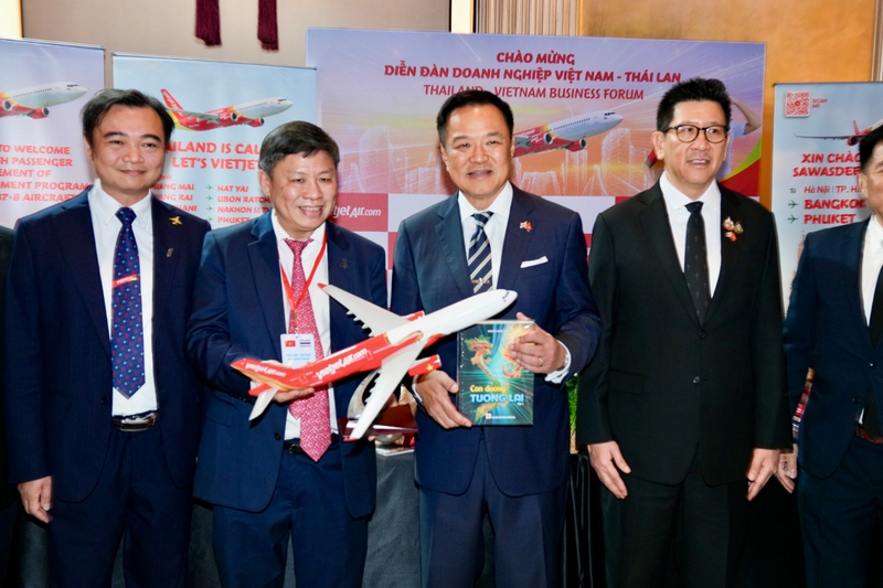 Thủ tướng Thái Lan Anutin Charnvirakul chúc mừng những dấu mốc ấn tượng của Vietjet tại xứ sở chùa Vàng