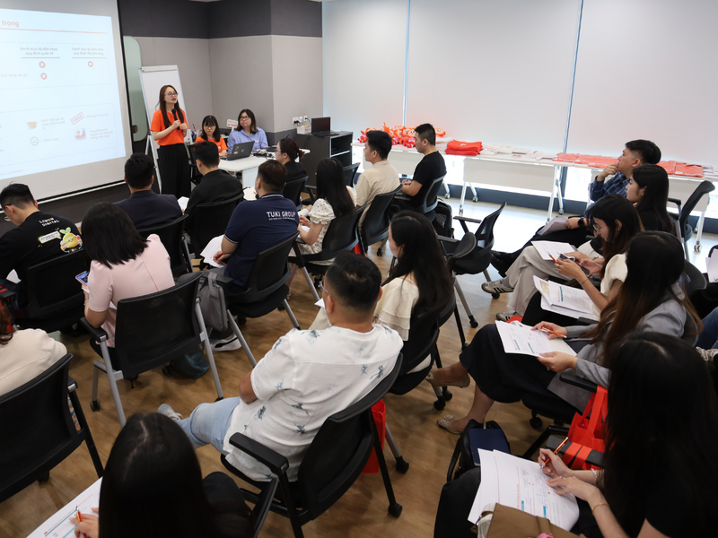 Các nhà bán thể hiện sự quan tâm đến chương trình xuất khẩu trực tuyến của Shopee, dành thời gian ghi chú nội dung xuyên suốt buổi chia sẻ.
