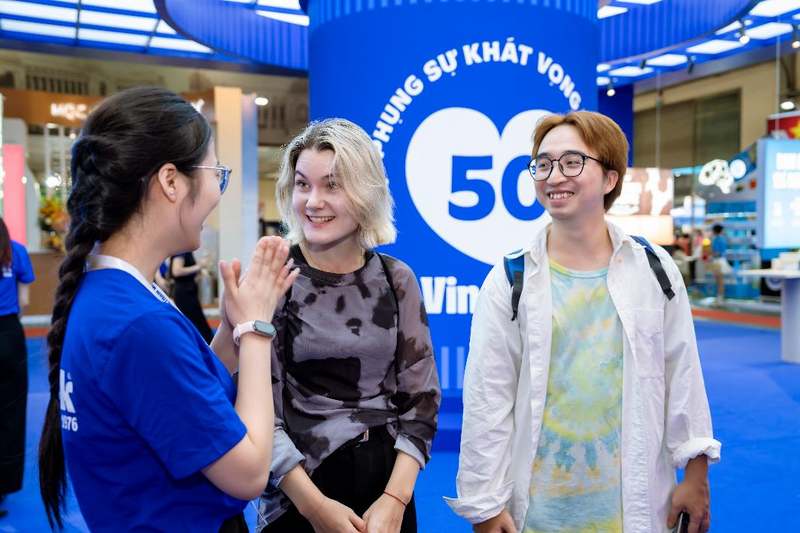 Anh Giang bày tỏ sự ấn tượng khi tham quan gian hàng Vinamilk tại chuỗi triển lãm chuyên ngành sữa 2026 (Ảnh: Duy Cường).