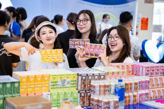 Các hoạt động tương tác đổi quà diễn ra xuyên suốt, thu hút sự quan tâm của nhiều khách tham quan (Ảnh: Duy Cường).