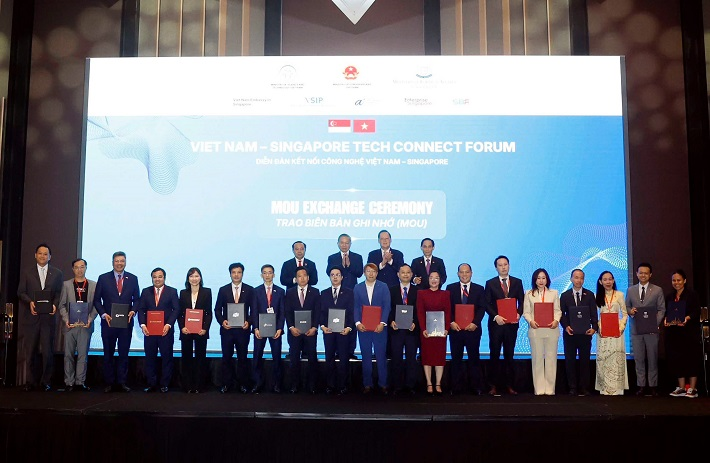 &Ocirc;ng Ph&ugrave;ng Quang Hiệp, B&iacute; thư Đảng ủy, Chủ tịch HĐTV Vinachem, c&ugrave;ng đại diện c&aacute;c doanh nghiệp tham gia nghi thức trao Bi&ecirc;n bản ghi nhớ hợp t&aacute;c tại Diễn đ&agrave;n Kết nối C&ocirc;ng nghệ Việt Nam - Singapore dưới sự chứng kiến của Tổng B&iacute; thư, Chủ tịch nước T&ocirc; L&acirc;m c&ugrave;ng l&atilde;nh đạo cấp cao Việt Nam v&agrave; Singapore.