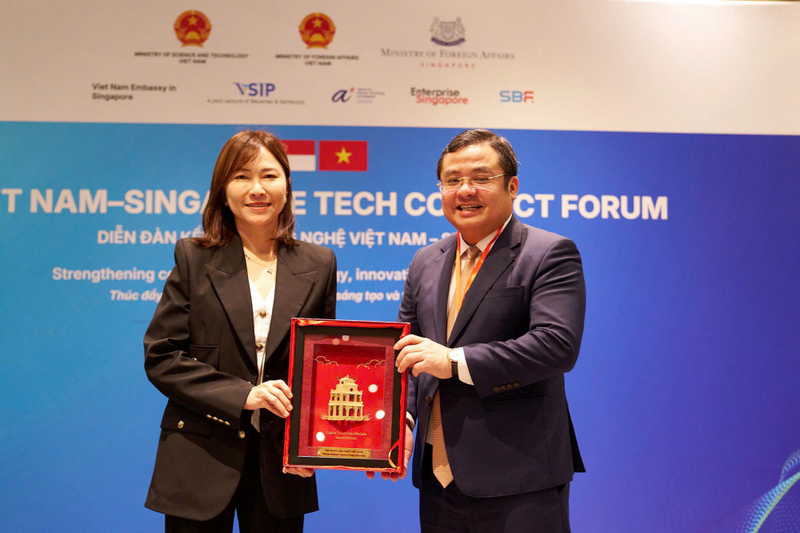 &Ocirc;ng Ph&ugrave;ng Quang Hiệp, B&iacute; thư Đảng ủy, Chủ tịch HĐTV Vinachem tặng qu&agrave; lưu niệm b&agrave; Levenza Toh, Ph&oacute; Chủ tịch Ng&agrave;nh Hương liệu, Nh&atilde;n h&agrave;ng ti&ecirc;u d&ugrave;ng khu vực Đ&ocirc;ng Nam &Aacute;, Nhật Bản v&agrave; H&agrave;n Quốc của DSM-Firmenich
