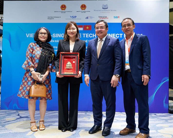 &Ocirc;ng Ph&ugrave;ng Quang Hiệp v&agrave; c&aacute;c đối t&aacute;c