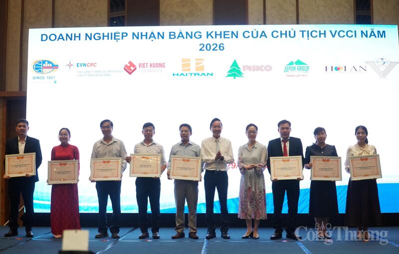 ประธานหอการค้าและอุตสาหกรรมเวียดนาม (VCCI) มอบใบประกาศเกียรติคุณแก่ธุรกิจในภาคกลางและภาคกลางตอนบน ที่มีส่วนช่วยในการพัฒนาเศรษฐกิจของภูมิภาคและชุมชนธุรกิจของเวียดนามอย่างเป็นรูปธรรม