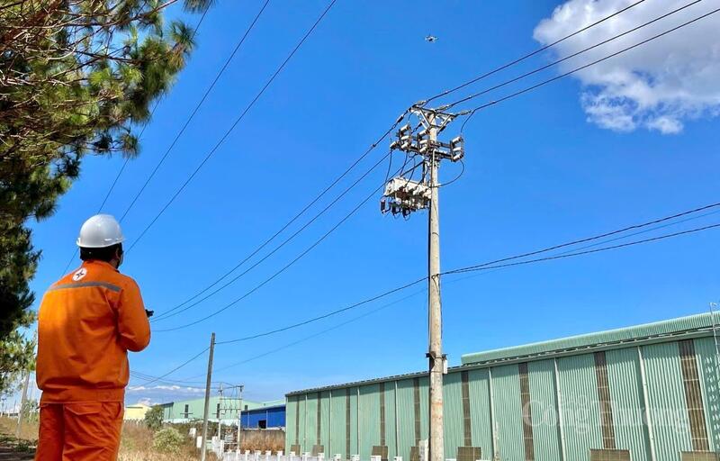 Cán bộ Điện lực Gia Lai sử dụng flycam kiểm tra lưới điện trung áp. Ảnh: Công Hiền.