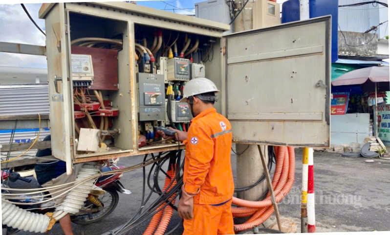 Nếu việc sử dụng điện không hợp lý, hệ thống điện sẽ chịu áp lực lớn, đặc biệt tại các khu vực có tốc độ tăng trưởng phụ tải nhanh. Ảnh: Công Hiền.