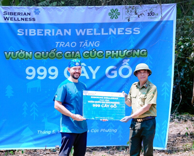 999 cây gỗ quý Vù Hương đã được Siberian Wellness trao cho đại diện Trung tâm cứu hộ, bảo tồn và phát triển sinh vật.