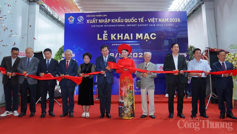 Đại diện Cục Xúc tiến thương mại (Bộ Công Thương) cùng các đại biểu thực hiện nghi thức cắt băng khai mạc VIIEF 2026.