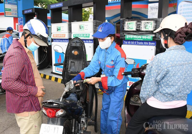 Người dân TP. Hồ Chí Minh đổ xăng sinh học E10 tại cửa hàng xăng dầu PVOIL. Ảnh: Thanh Minh.
