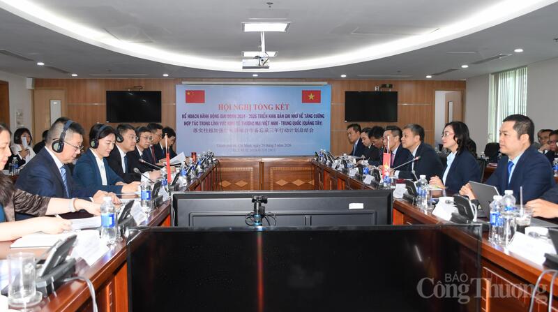 Thứ trưởng Bộ Công Thương Phan Thị Thắng và bà Lô Tân Ninh - Phó Chủ tịch Chính quyền nhân dân Khu tự trị dân tộc Choang Quảng Tây đồng chủ trì hội nghị. Ảnh: Thanh Minh.