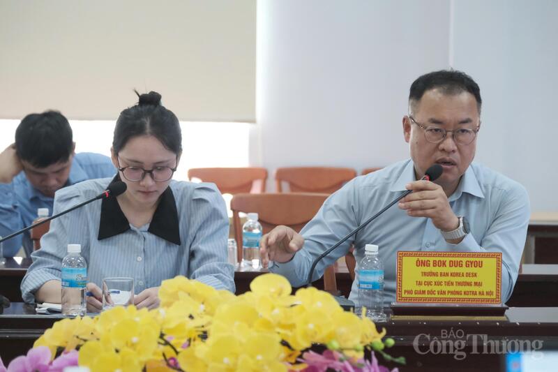 Ông Bok Dug Gyou, Phó Giám đốc Cơ quan xúc tiến thương mại và đầu tư Hàn Quốc (KOTRA), trao đổi thảo luận với các doanh nghiệp. Ảnh: Duy Tín