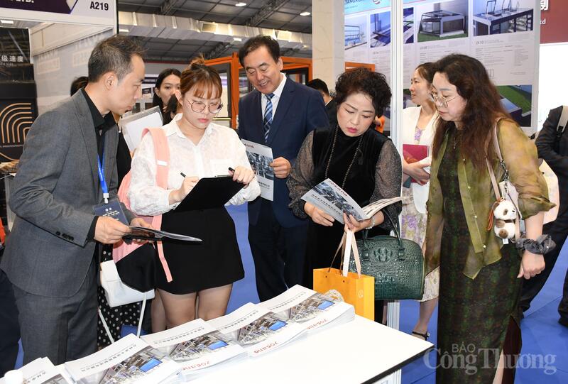 Bà Bùi Hoàng Yến - đại diện Cục Xúc tiến Thương mại phía Nam (Bộ Công Thương) tham quan các gian hàng tại sự kiện.