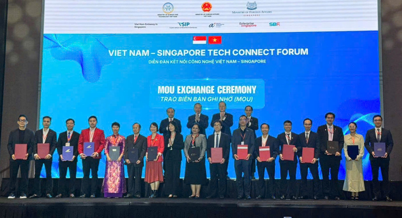 Tổng Bí thư, Chủ tịch nước Tô Lâm chứng kiến lễ trao các biên bản ghi nhớ hợp tác giữa hai nước. Ảnh: Arobid.