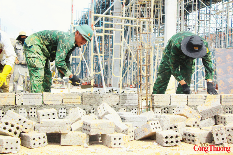 Dù điều kiện thời tiết khắc nghiệt, công việc nặng nhọc nhưng cán bộ, chiến sĩ vẫn duy trì tinh thần trách nhiệm cao, quyết tâm góp sức hoàn thành công trình đúng tiến độ. Ảnh: Hiền Mai