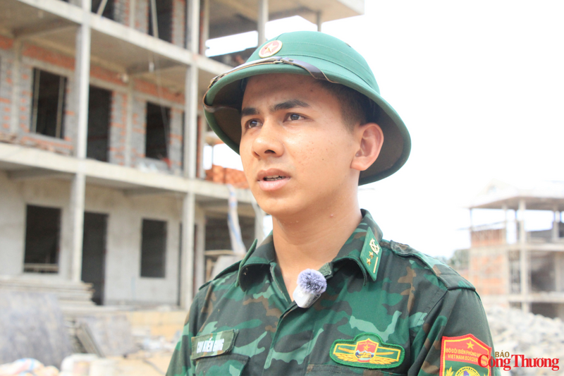 “Ngay từ đầu, chúng tôi đã được cấp trên quán triệt rõ ý nghĩa của việc tham gia xây dựng trường học cho địa phương. Đây không chỉ là nhiệm vụ mà còn là trách nhiệm, tình cảm của người lính đối với bà con vùng khó khăn. Vì vậy, dù thời tiết khắc nghiệt, anh em vẫn luôn động viên nhau cố gắng hoàn thành công việc với kết quả tốt nhất”, Trung úy Giang nói.