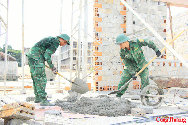 Theo Ban Chỉ huy Bộ đội Biên phòng tỉnh Gia Lai, lực lượng được huy động tham gia hỗ trợ xây dựng trường biên giới trong thời gian khoảng 2 tháng với phương châm “cùng ăn, cùng ở, cùng làm” cùng đơn vị thi công.