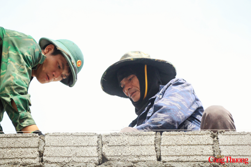 Bộ đội Biên phòng tỉnh góp sức đưa các công trình trường học về đích đúng tiến độ. Ảnh: Hiền Mai