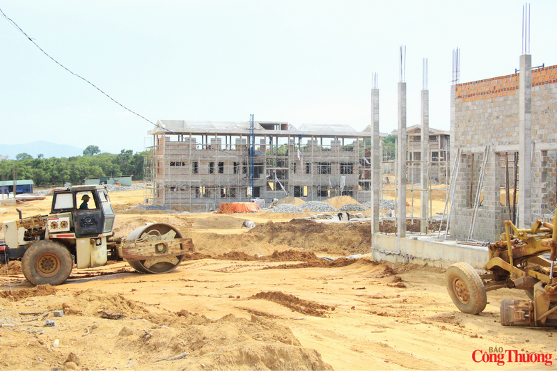 Những ngày cuối tháng 5, tại công trường xây dựng Trường Phổ thông Dân tộc nội trú liên cấp Tiểu học và Trung học cơ sở ở 7 xã biên giới tỉnh Gia Lai, không khí thi công diễn ra khẩn trương.