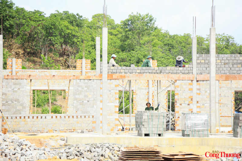 Ghi nhận của phóng viên Báo Công Thương tại công trường Trường Phổ thông Dân tộc nội trú liên cấp Tiểu học và Trung học cơ sở xã Ia Púch, dưới cái nắng gay gắt của vùng biên giới, 40 cán bộ, chiến sĩ Bộ đội Biên phòng tỉnh Gia Lai vẫn miệt mài lao động cùng công nhân xây dựng.