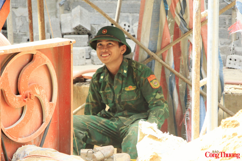 Cùng tham gia hỗ trợ thi công, Hạ sĩ Hà Minh Hùng, chiến sĩ Đồn Biên phòng Ia Puch cho biết cán bộ, chiến sĩ đều nhận thức rõ ý nghĩa của việc xây dựng trường học cho con em vùng biên giới. “Được sự động viên, quan tâm của chỉ huy đơn vị, anh em chúng tôi luôn cố gắng hoàn thành tốt nhiệm vụ được giao, góp phần giúp công trình sớm hoàn thành để học sinh vùng biên có điều kiện học tập tốt hơn”, Hạ sĩ Hùng nói thêm.