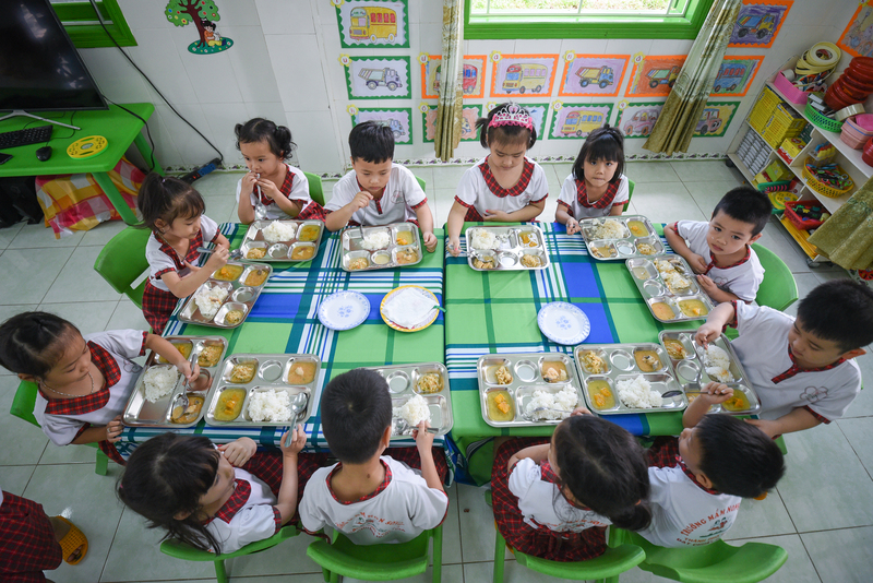 Với Mô hình điểm Bữa ăn học đường mà TH đồng hành triển khai, sữa tươi được đưa vào cấu phần bữa ăn một cách khoa học, với 5 ngày/tuần cùng bộ 400 thực đơn chuẩn hóa.