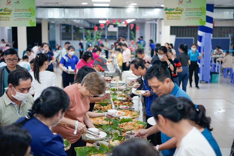 Buffet chay tại Co.opmart thu h&uacute;t đ&ocirc;ng đảo kh&aacute;ch h&agrave;ng bằng đa dạng c&aacute;c m&oacute;n ăn thanh đạm.