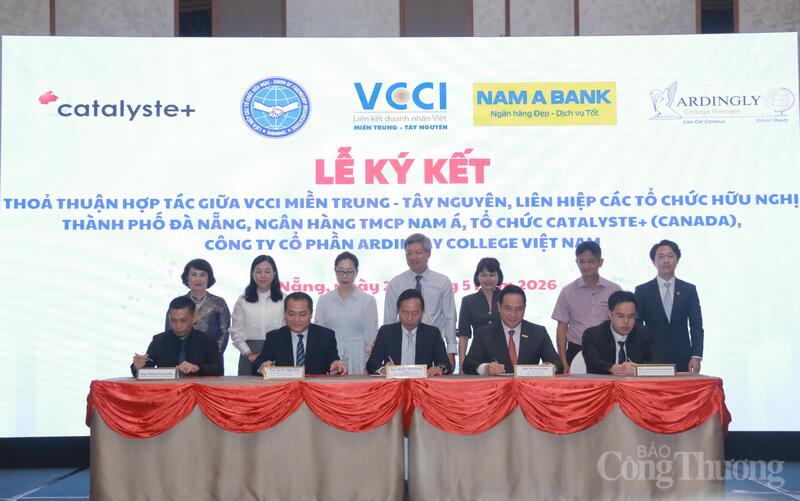 มีการลงนามในข้อตกลงความร่วมมือระหว่างหอการค้าและอุตสาหกรรมเวียดนาม (VCCI) ภาคกลางและภาคตะวันตก, สหภาพองค์กรมิตรภาพดานัง, ธนาคารนามอา, Catalyste+ (แคนาดา) และวิทยาลัยอาร์ดิงลี เวียดนาม