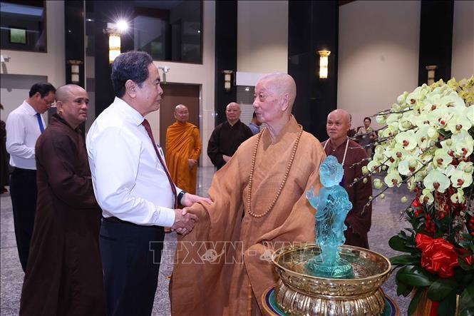 Chủ tịch Quốc hội Trần Thanh Mẫn thăm, chúc mừng Đại lão hòa thượng Thích Trí Quảng, Đức Pháp chủ Hội đồng Chứng minh Giáo hội Phật giáo Việt Nam. Ảnh: Văn Điệp/TTXVN
