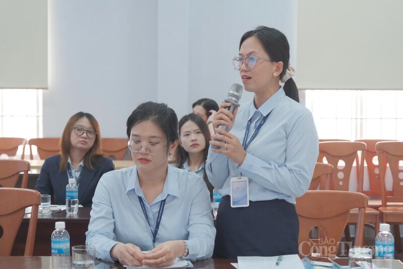 Đại diện Cụm công nghiệp Diên Thọ trình bày ý kiến thảo luận. Ảnh: Duy Tín