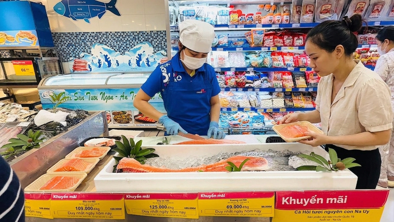 Hải sản tươi sống giảm gi&aacute; mạnh, phục vụ bữa ăn đa dạng m&ugrave;a h&egrave;.